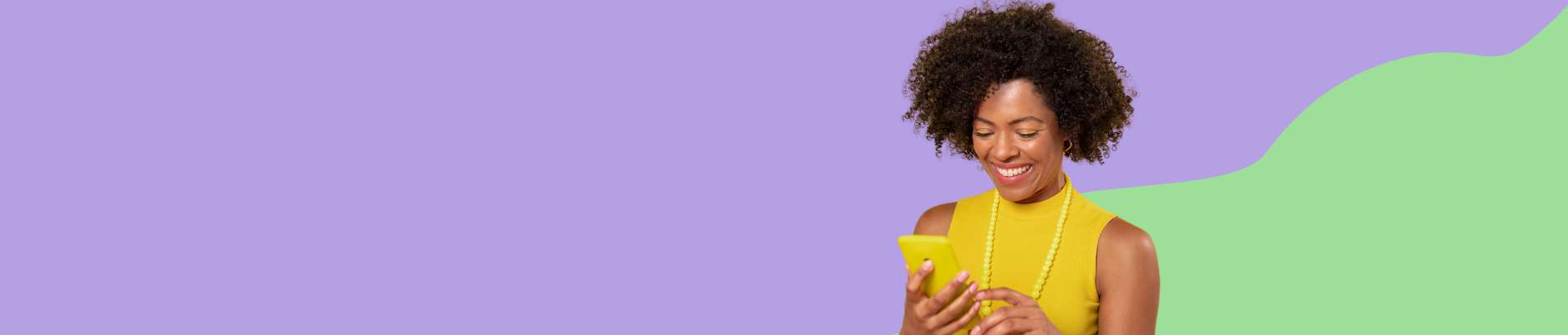 Mulher sorrindo enquanto usa o celular